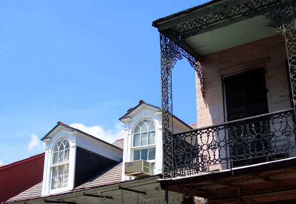 Балкон во французском квартале, Новый Орлеан — стоковое фото