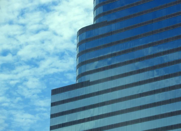 Arranha-céu de vidro azul listrado — Fotografia de Stock