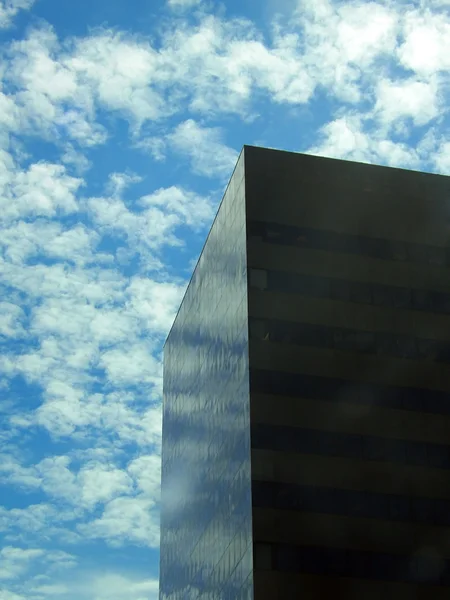 Svart glas skyskrapa — Stockfoto
