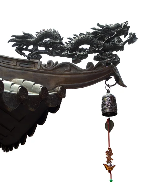 Изолированные китайский дракон и колокол — стоковое фото