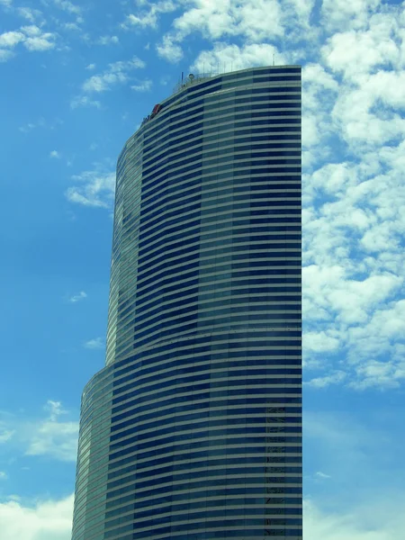 Arranha-céu de vidro azul semicircular — Fotografia de Stock