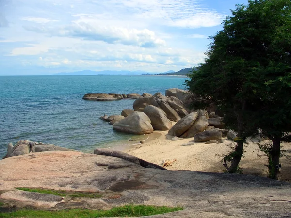 岩石海滩，ko 苏梅岛 — 图库照片