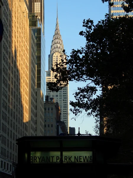 Chrysler building vom bryant park aus gesehen — Stockfoto