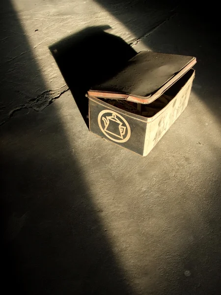 Старая металлическая коробка — стоковое фото
