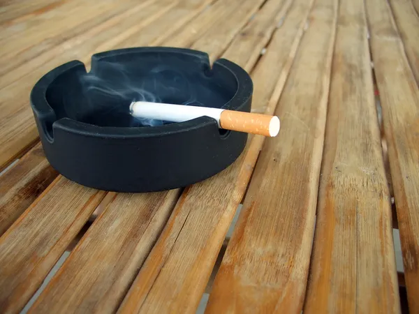 Cendrier avec cigarette allumée — Photo