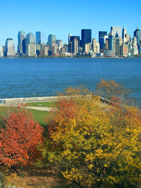 Нижний Манхэттен с острова Свободы — стоковое фото