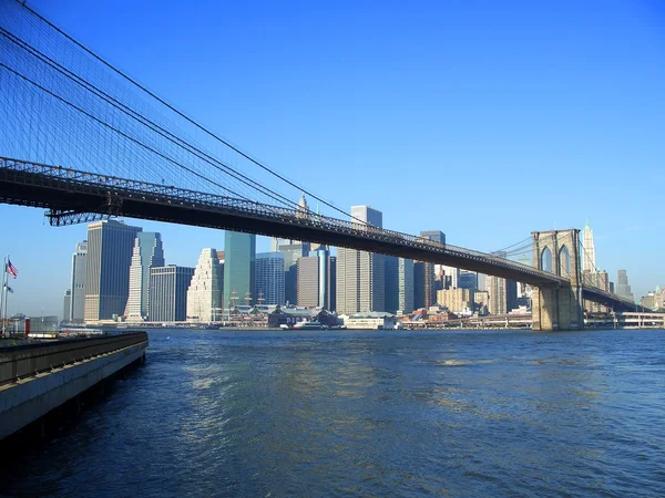 Brooklyn bridge and lower Manhattan — Stock Photo, Image