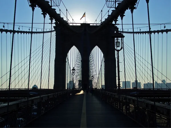 Ponte de Brooklyn na sombra, Nova Iorque — Fotografia de Stock