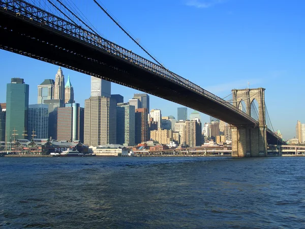 Brooklyn Bridge och nedre Manhattan — Stockfoto