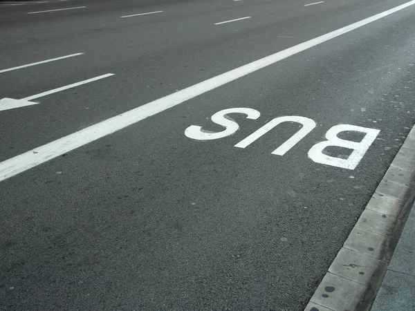 Sinais rodoviários no asfalto — Fotografia de Stock