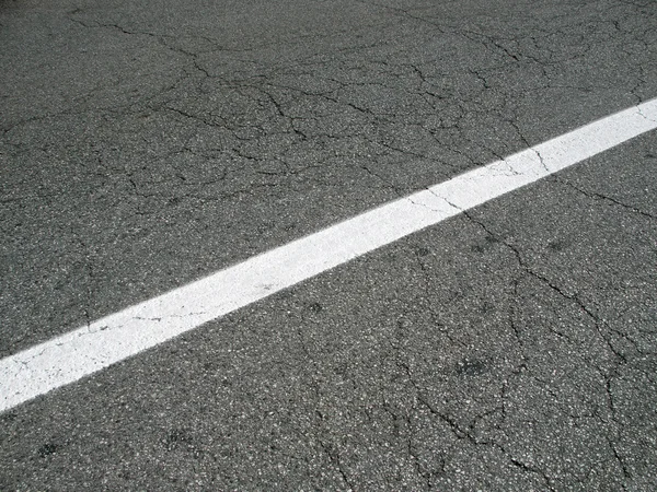 Белая линия на асфальте — стоковое фото