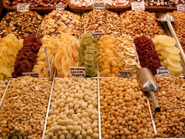 Kandované ovoce na trhu, barcelona — Stock fotografie