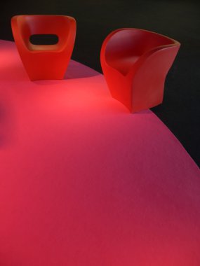 kırmızı halı üzerinde plastik tasarım kanepeler