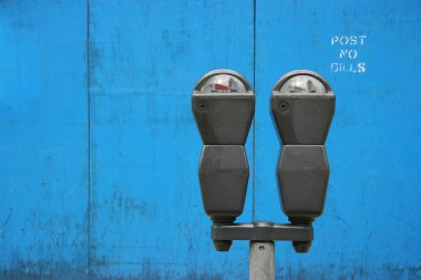 üzerinde mavi parkmeters