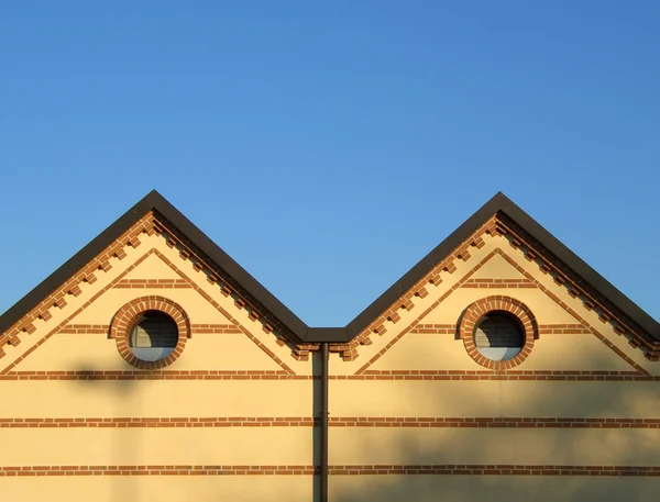Dvojitá valbovou střechou a cihly — Stock fotografie