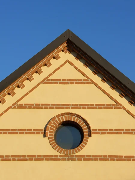 ヒップの屋根とレンガ — ストック写真