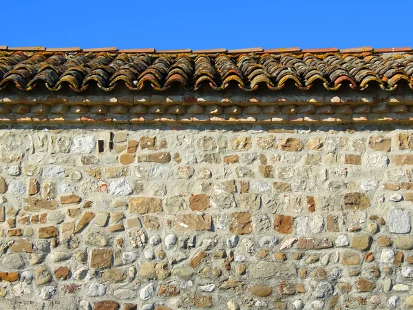 Gamla klinkergolv tak och stenmur — Stockfoto