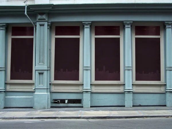 Пустая витрина магазина на улице — стоковое фото