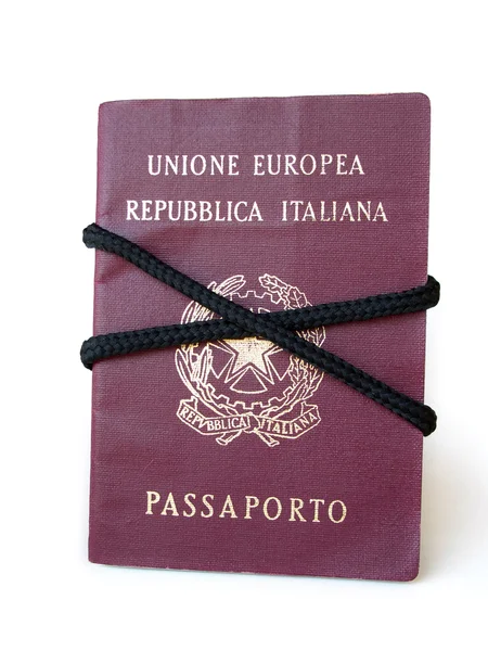 Скрепленный паспорт — стоковое фото