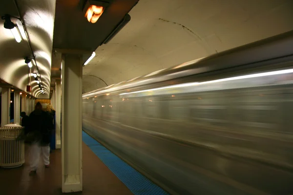 Pasando el tren subterráneo — Foto de Stock