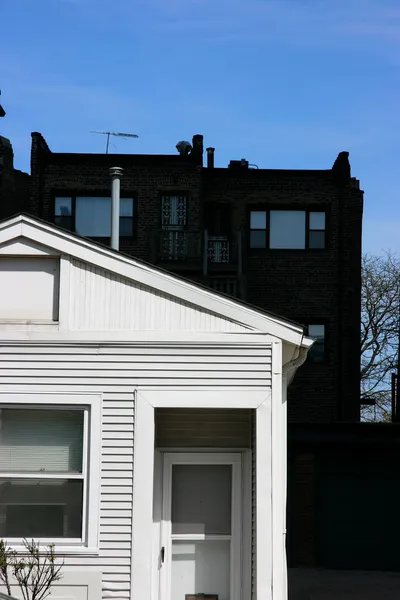 Edificio blanco sobre uno negro — Foto de Stock