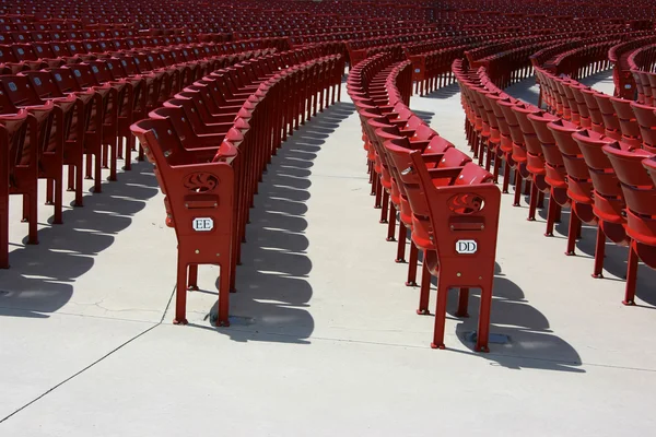 Assentos de plástico vermelho, lado — Fotografia de Stock