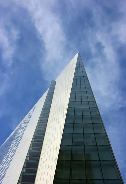 垂直スパイク超高層ビル — ストック写真
