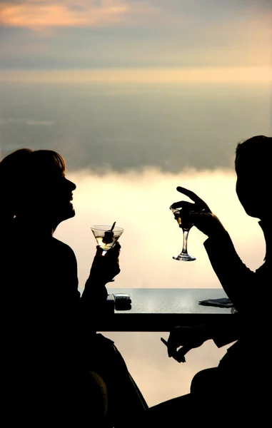 Couple prenant un verre dans le ciel — Photo