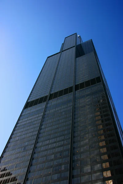 Sears tower z dołu na błękitne niebo — Zdjęcie stockowe