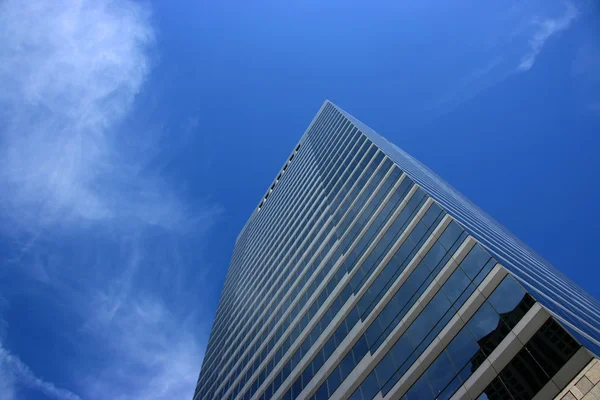 高層ビルと雲 — ストック写真