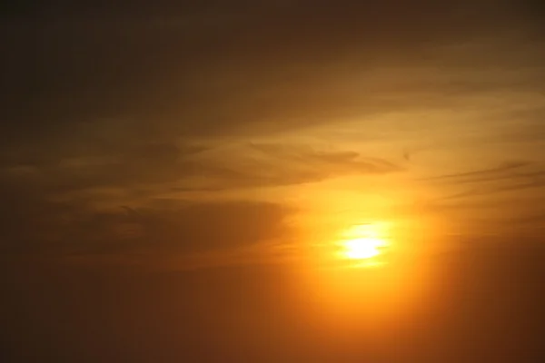 Goldene Sonne bei Sonnenuntergang — Stockfoto