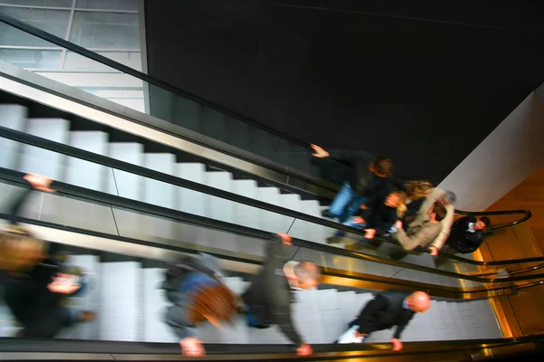 På rulltrappa — Stockfoto