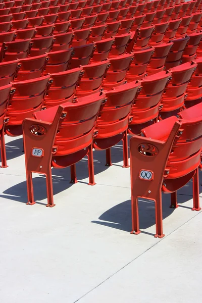 Assentos de plástico vermelho, lado traseiro — Fotografia de Stock