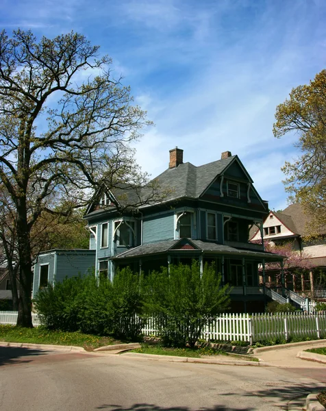 Cyjan dom drewniany w oak park — Zdjęcie stockowe
