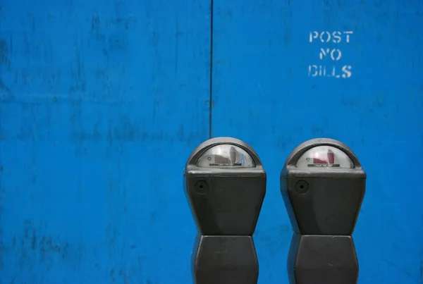 Üzerinde mavi parkmeters — Stok fotoğraf