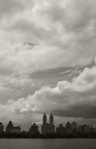 Ciemne chmury nad zbiornik central park — Zdjęcie stockowe