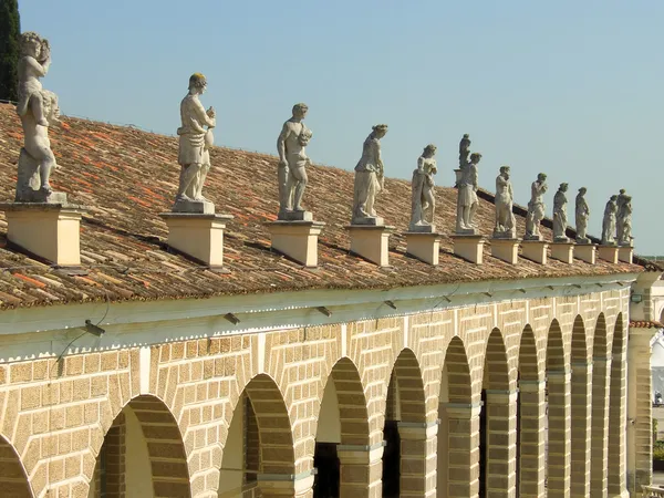 Standbeelden boven villa manin veranda — Stockfoto