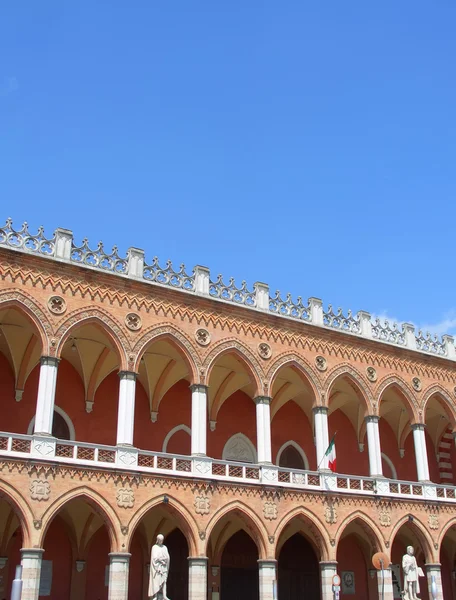 Venetianska fasad i padua, verical — Stockfoto