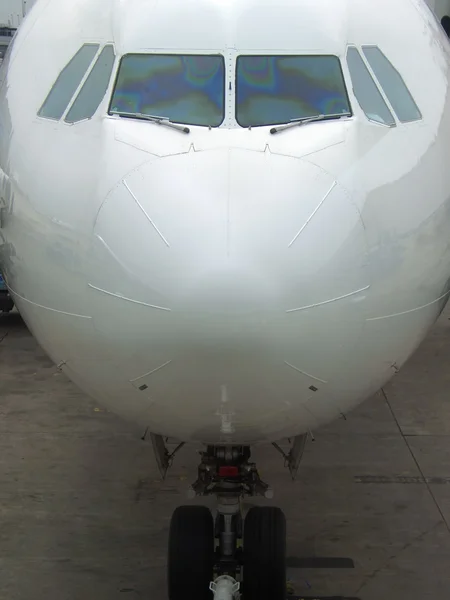 Passagiersvliegtuig neus en landingsgestel — Stockfoto