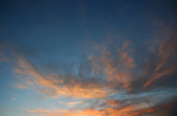 Wolken und Himmel bei Sonnenuntergang — Stockfoto