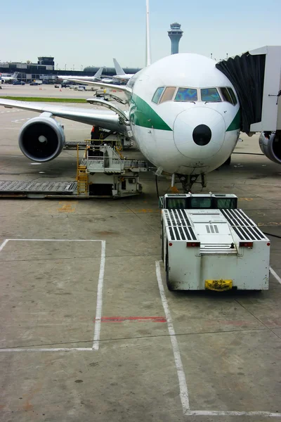 Passagiersvliegtuig geparkeerd bij gate — Stockfoto