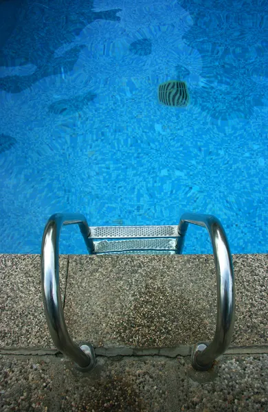 Lá em baixo na piscina — Fotografia de Stock