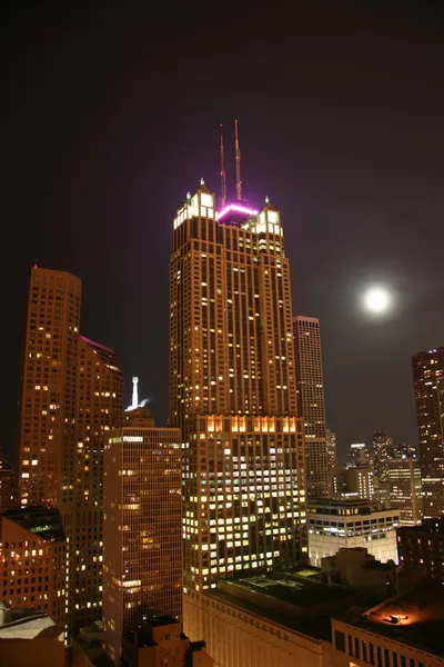 Vista de noche aéreos de los rascacielos de Chicago — Stok fotoğraf