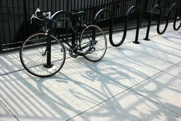 Прикутий велосипеда — стокове фото