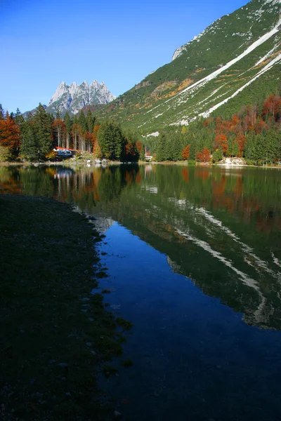 Cave del predil lake in de herfst, verticale — Stockfoto