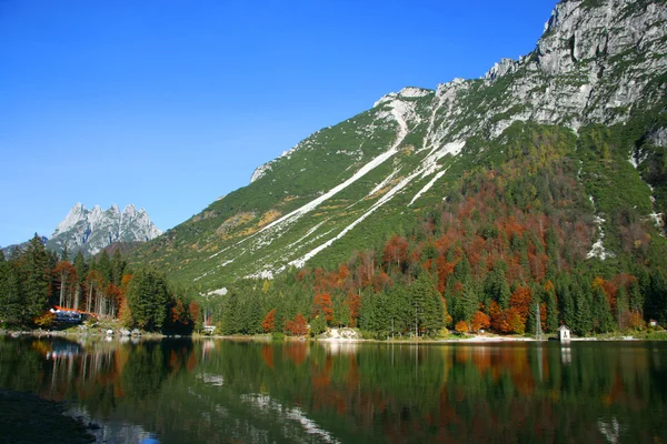 Grotta del Predil lago in autunno — Foto Stock