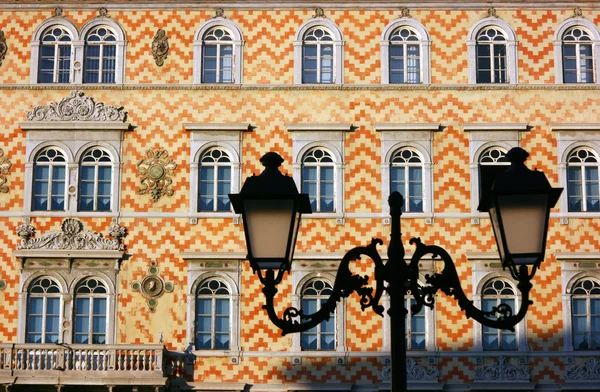 Фасад здания и силуэт лампы — стоковое фото