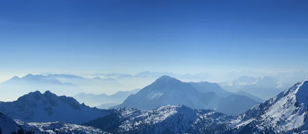 Верхняя панорама гор — стоковое фото