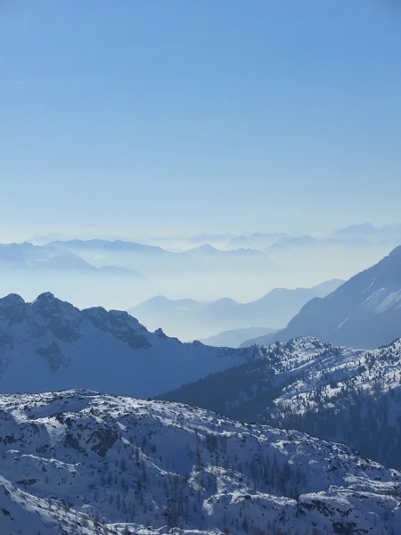 Julische Alpen im Nebel, senkrecht — Stockfoto