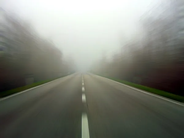 Fortkörning i dimman — Stockfoto